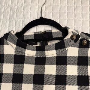 Talbots Black and White Checkered Dress w Button Detail.
Very comfy. Size LP.